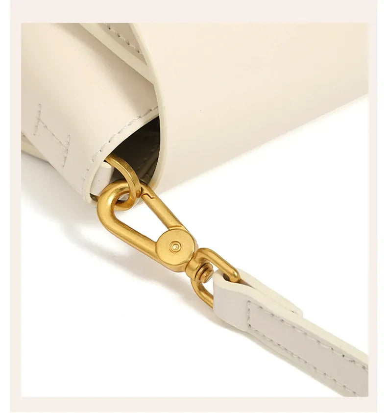 Bolsa Baguete em Couro Essenza