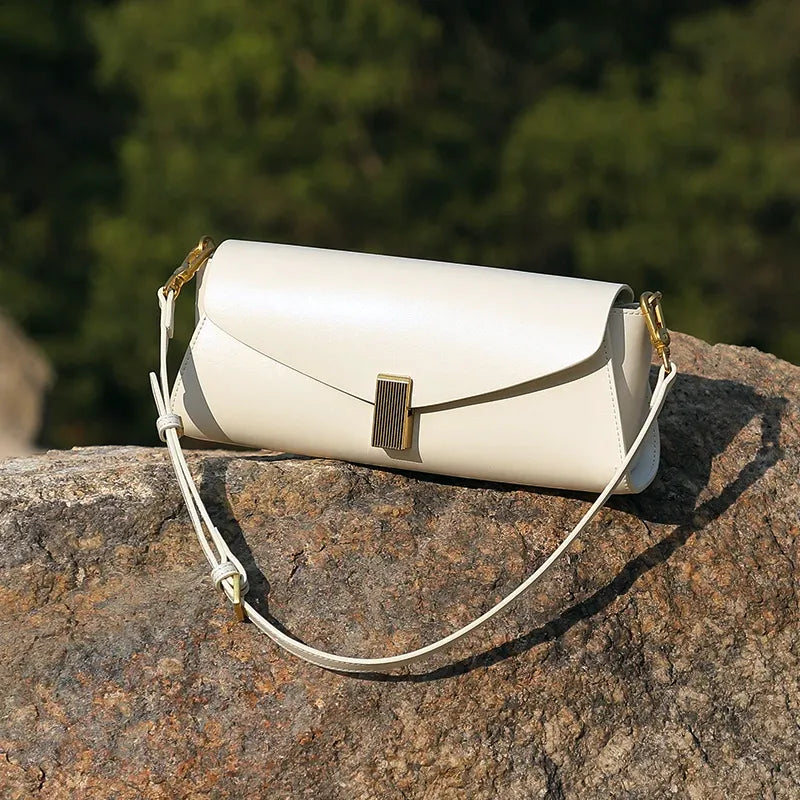 Bolsa Baguete em Couro Essenza