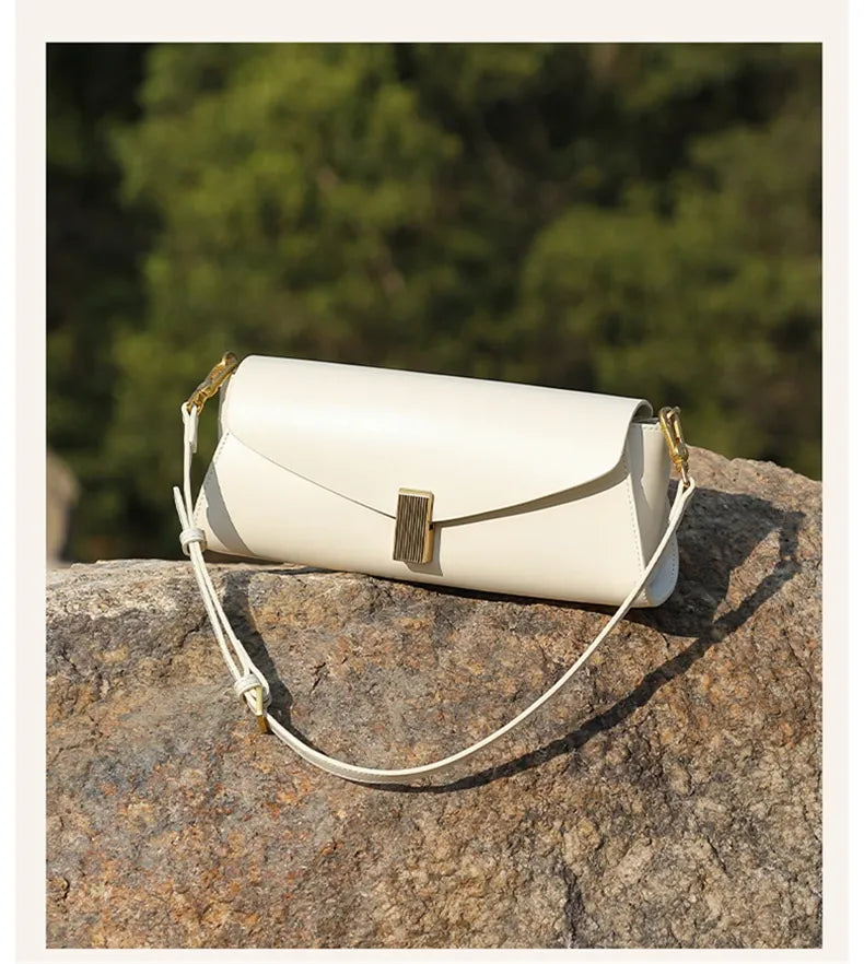 Bolsa Baguete em Couro Essenza