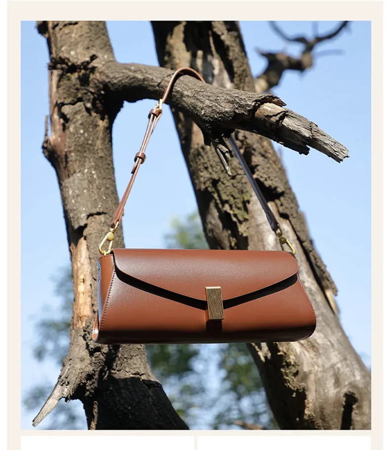 Bolsa Baguete em Couro Essenza