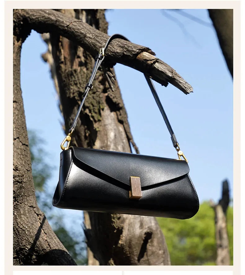 Bolsa Baguete em Couro Essenza