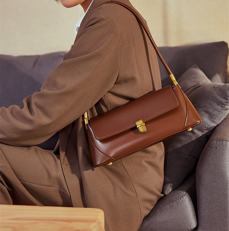 Bolsa Baguete em Couro Veneza