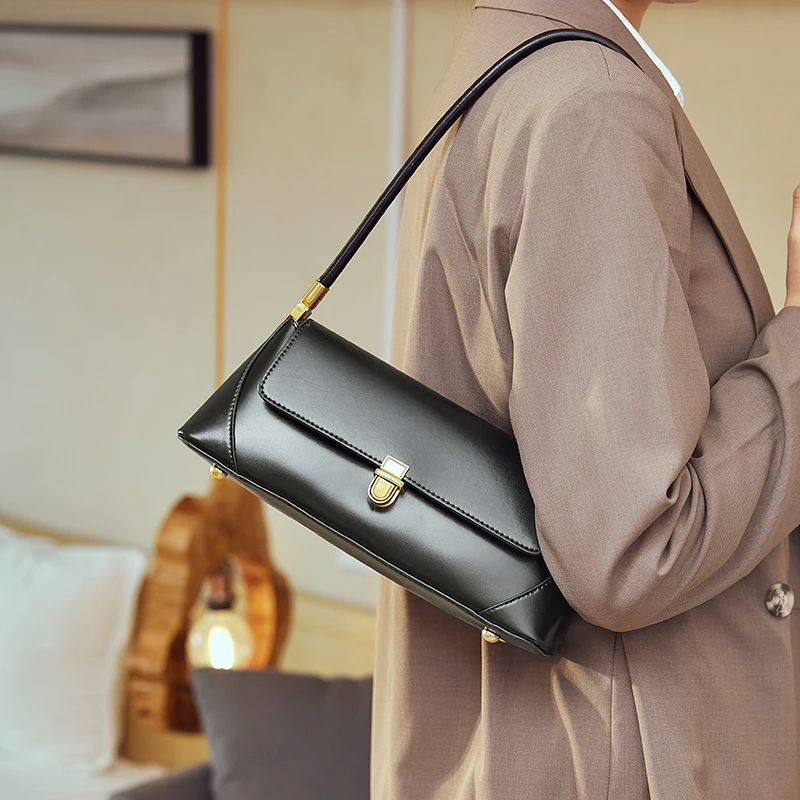 Bolsa Baguete em Couro Veneza