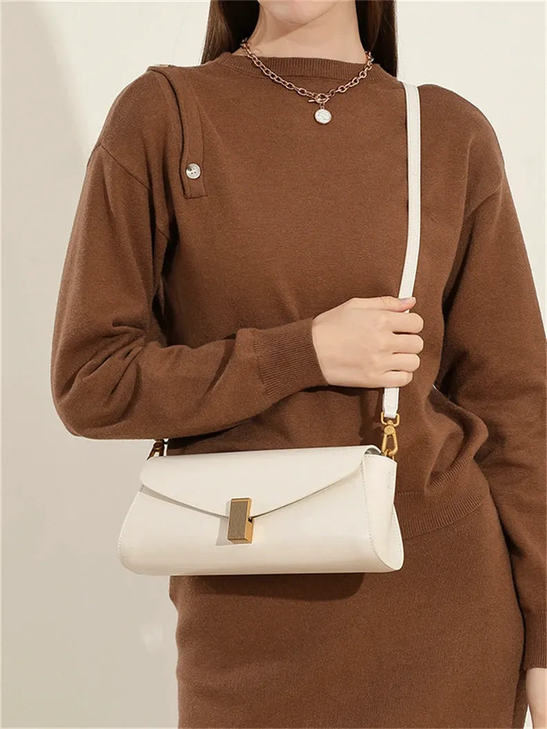 Bolsa Baguete em Couro Essenza