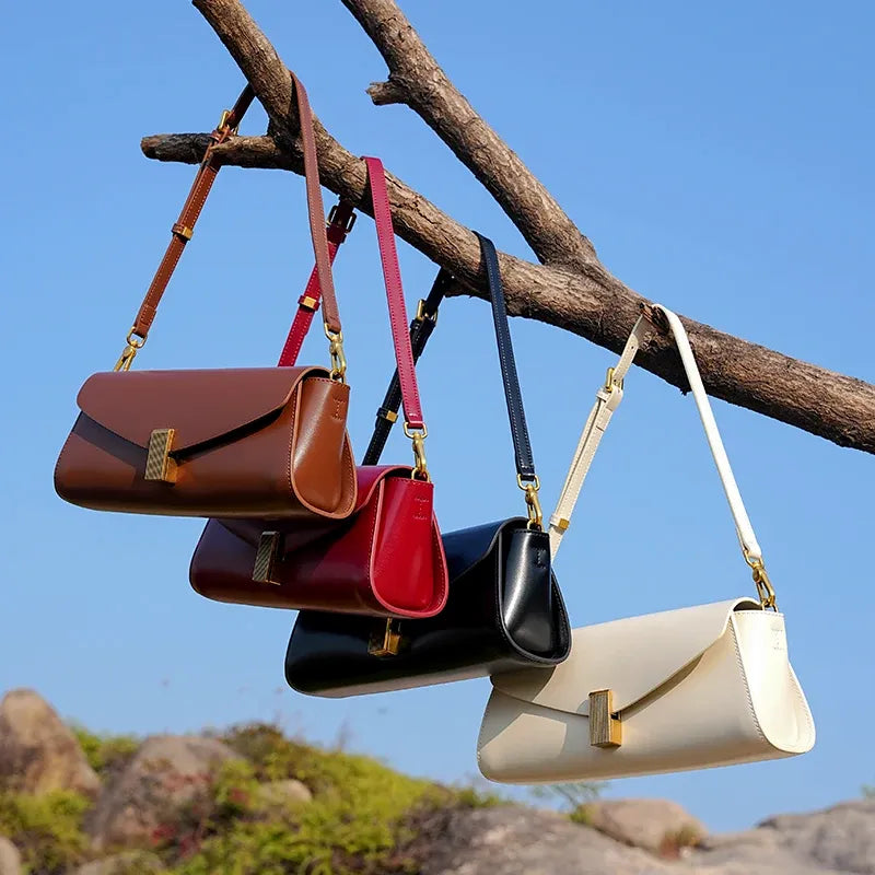 Bolsa Baguete em Couro Essenza