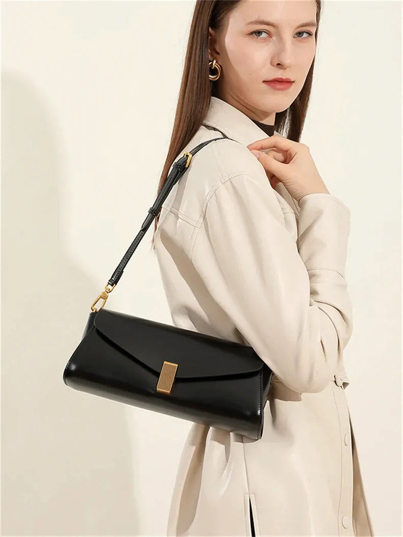 Bolsa Baguete em Couro Essenza