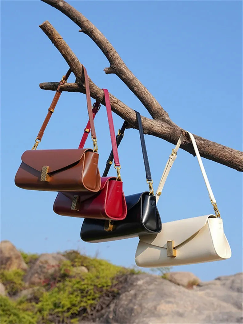 Bolsa Baguete em Couro Essenza